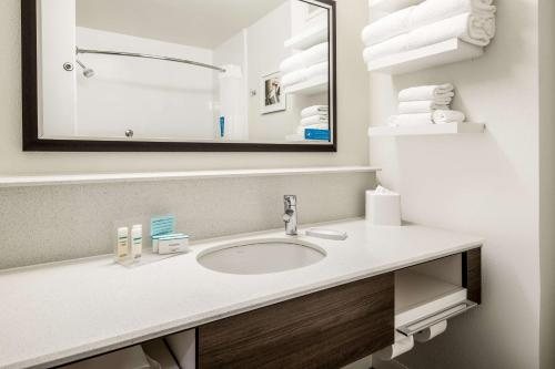 Hampton Inn Suites Las Vegas South — Bathroom