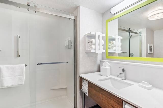Hampton Inn Suites Lathrop — Bathroom
