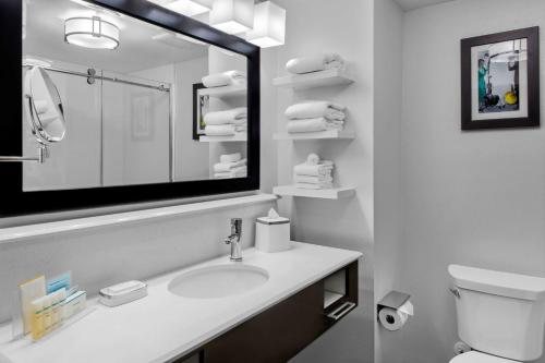 Hampton Inn Suites Los Angeles Hollywood Los Angeles California — Bathroom