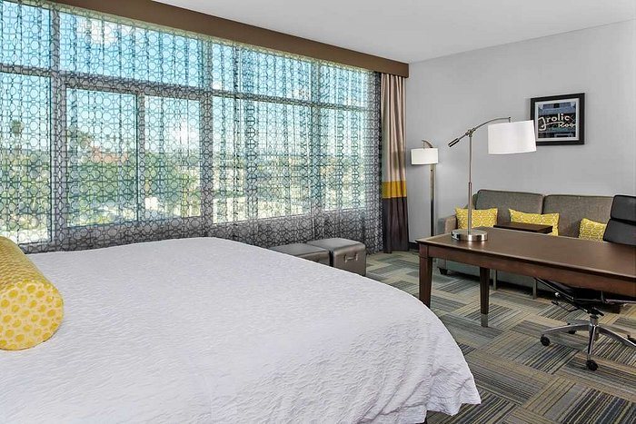 Hampton Inn Suites Los Angeles Hollywood Los Angeles California — Guest room