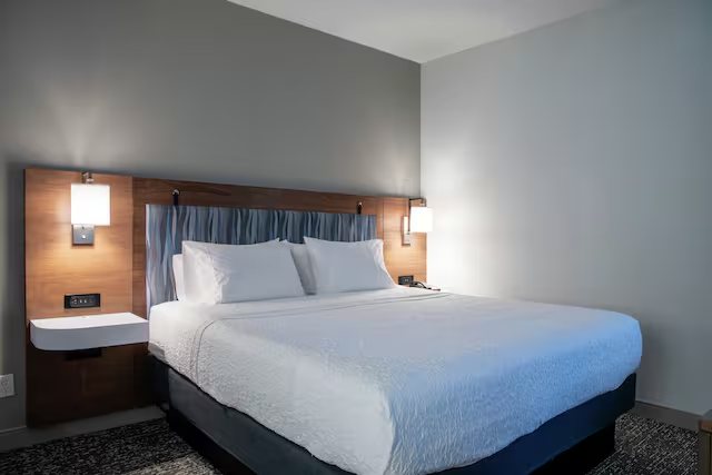 Hampton Inn Suites Los Angeles Sherman Oaks Los Angeles California — Guest room