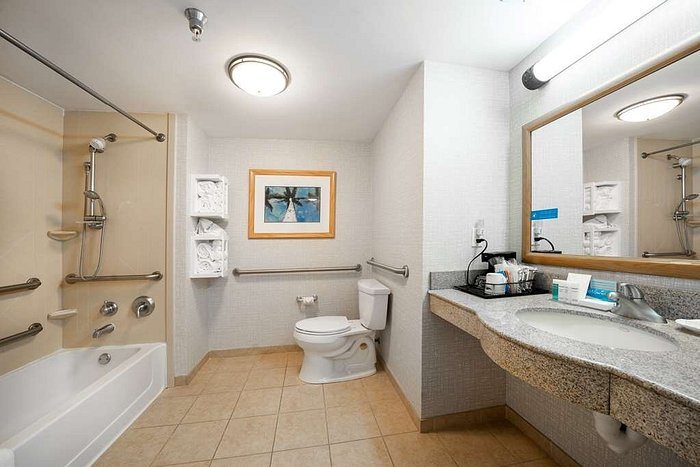 Hampton Inn Suites Madera — Bathroom