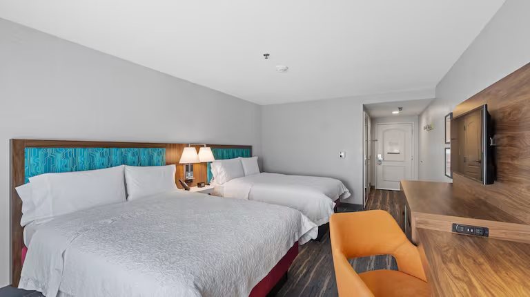 Hampton Inn Suites Madera — Guest room