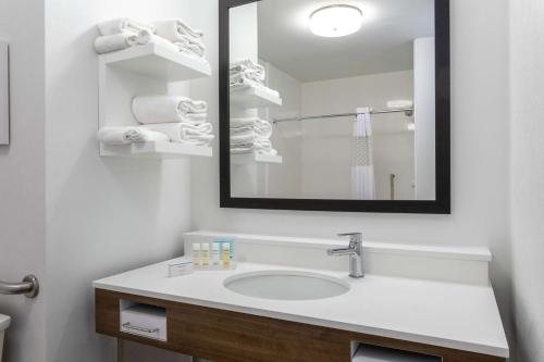 Hampton Inn Suites Manchester Bedford — Bathroom