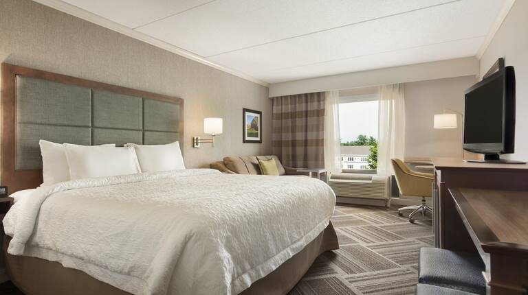 Hampton Inn Suites Manchester Bedford — Guest room