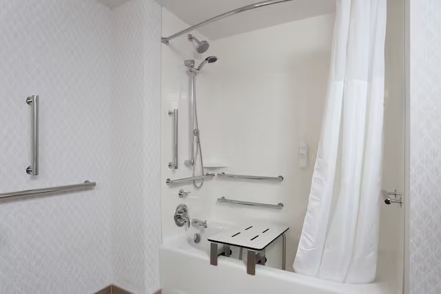 Hampton Inn Suites Manistee Waterfront — Bathroom