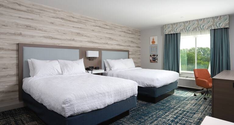 Hampton Inn Suites Manistee Waterfront — Guest room