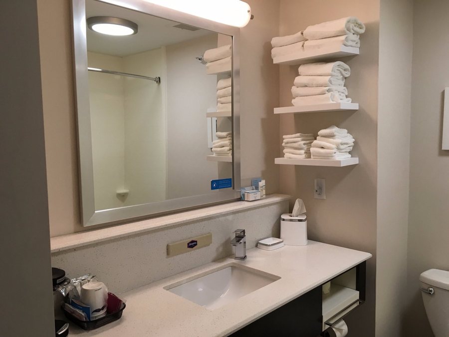 Hampton Inn Suites Mansfield — Bathroom