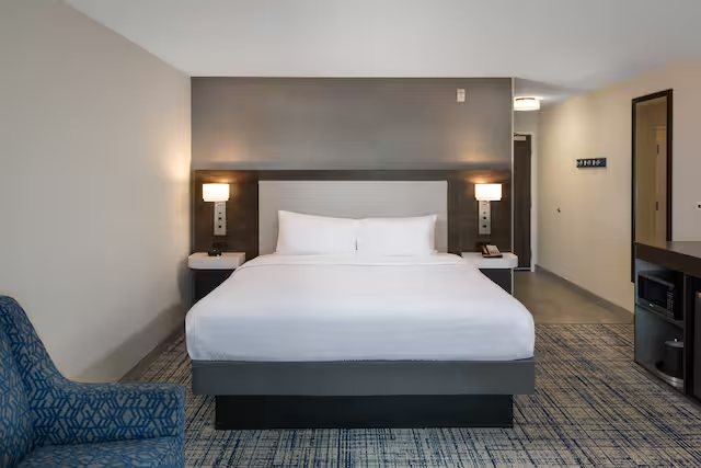 Hampton Inn Suites Manteca — Guest room