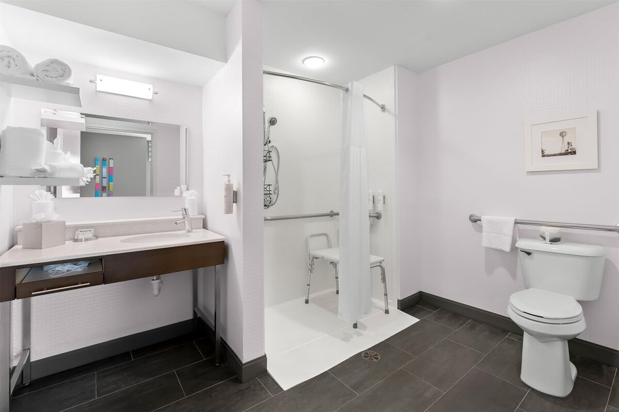 Hampton Inn Suites Marshalltown — Bathroom