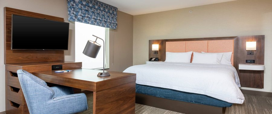 Hampton Inn Suites Marshalltown — Guest room