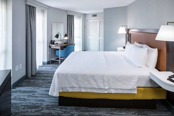 Hampton Inn Suites Memphis Beale Street — Guest room