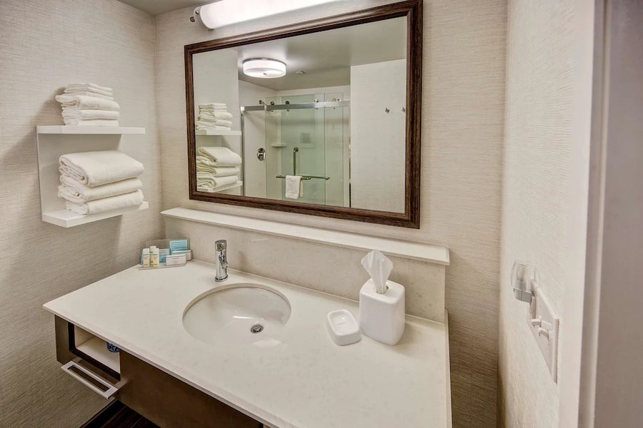 Hampton Inn Suites Memphis East Germantown Area — Bathroom