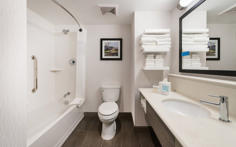 Hampton Inn Suites Miami Wynwood Design District Miami Florida — Bathroom