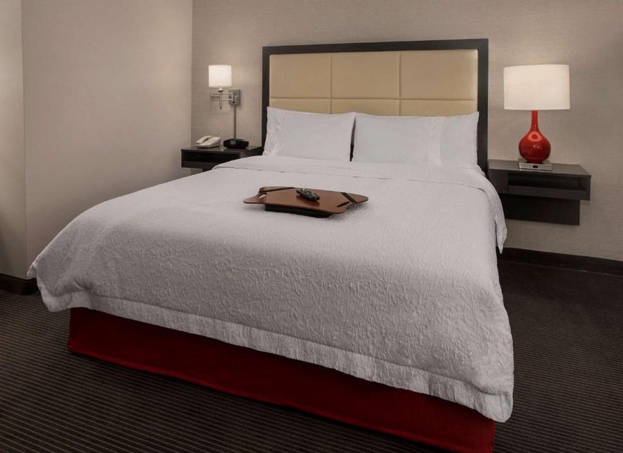 Hampton Inn Suites Milwaukee Downtown — Guest room