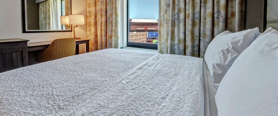 Hampton Inn Suites Minneapolis Downtown — Guest room