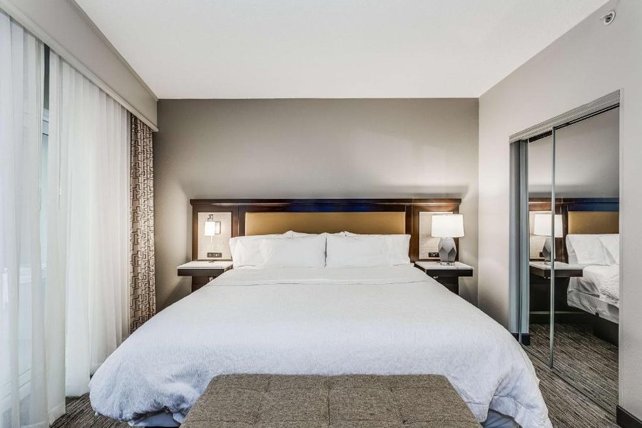 Hampton Inn Suites Mobile Downtown Historic District — Guest room