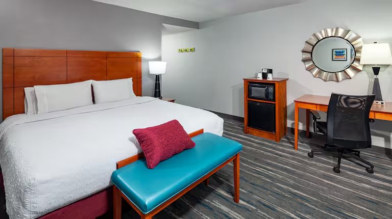 Hampton Inn Suites Mobile I 65 Airport Blvd — Guest room