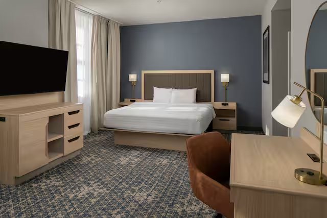 Hampton Inn Suites Montgomery Downtown — Guest room