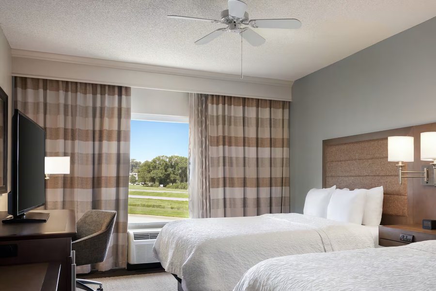 Hampton Inn Suites Montgomery EastChase — Guest room