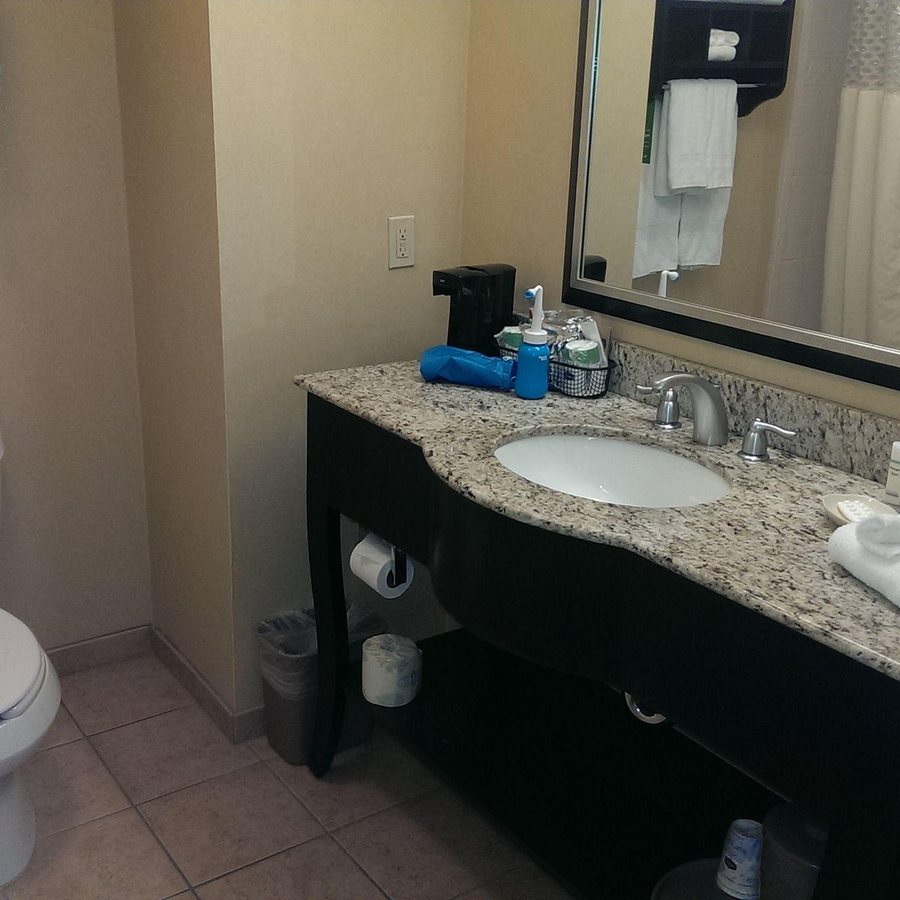 Hampton Inn Suites Moreno Valley — Bathroom