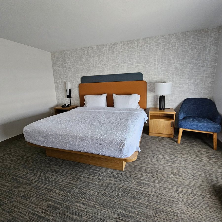 Hampton Inn Suites Moreno Valley — Guest room