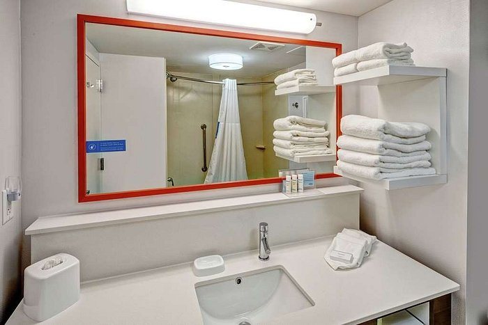 Hampton Inn Suites Morgan City — Bathroom