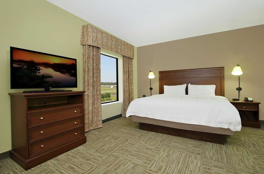 Hampton Inn Suites Murray — Guest room