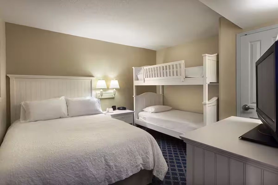 Hampton Inn Suites Myrtle Beach oceanfront — Guest room