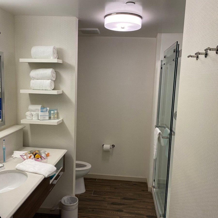 Hampton Inn Suites Nashville Smyrna — Bathroom