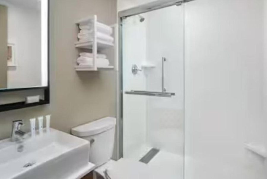 Hampton Inn Suites New Orleans Canal St French Quarter — Bathroom