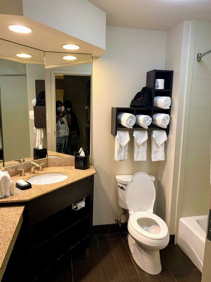 Hampton Inn Suites New Orleans convention Center — Bathroom