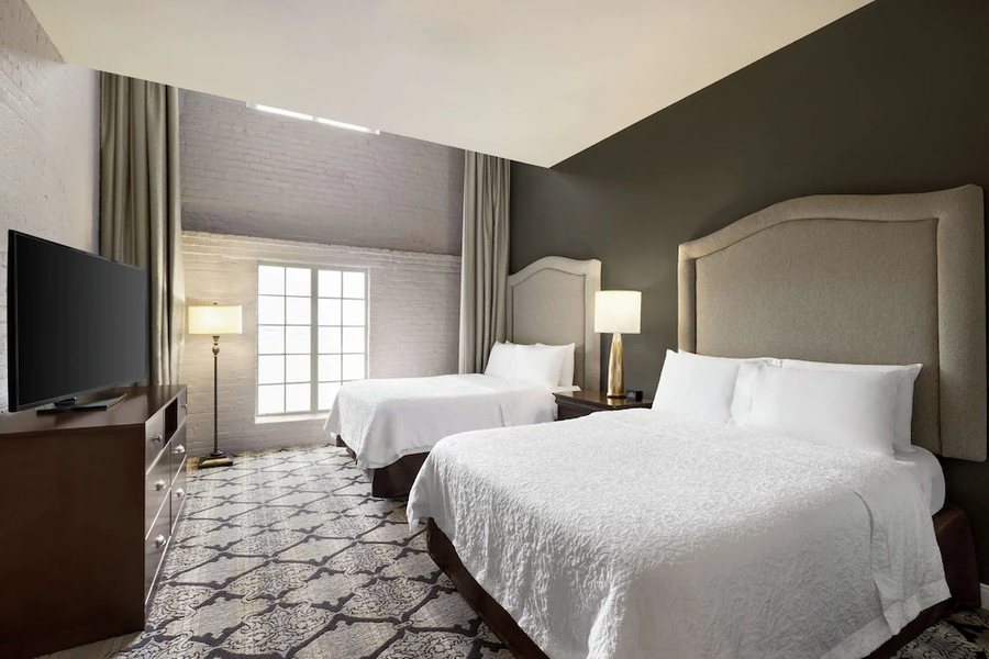 Hampton Inn Suites New Orleans convention Center — Guest room