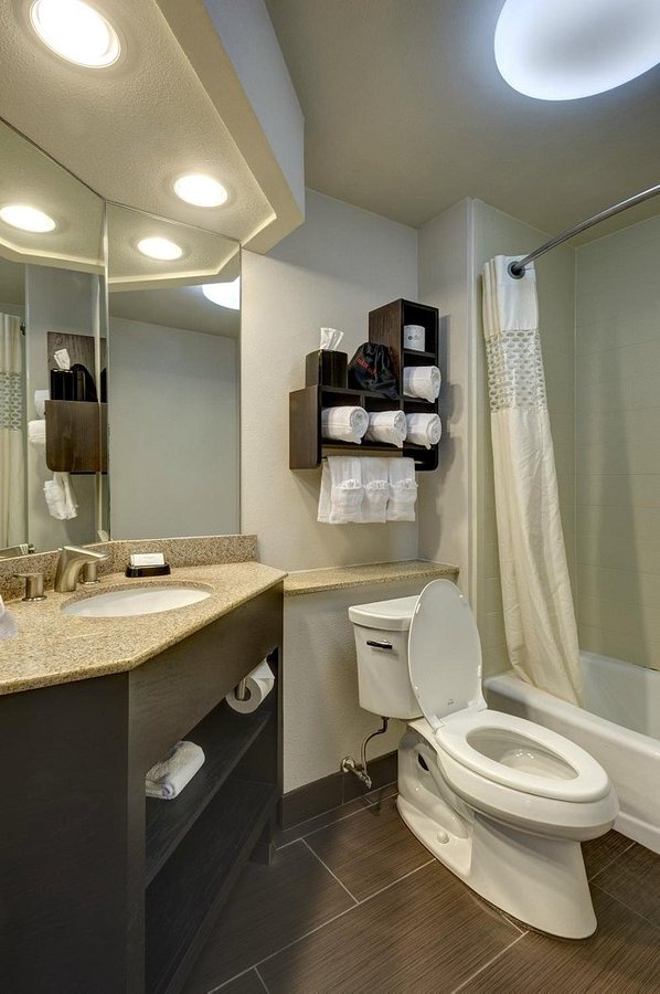 Hampton Inn Suites New Orleans Downtown french Quarter Area — Bathroom