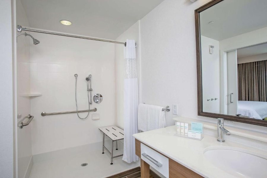 Hampton Inn Suites Oahu kapolei — Bathroom