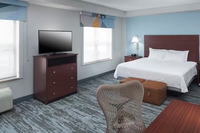 Hampton Inn Suites Oklahoma City Airport — Guest room