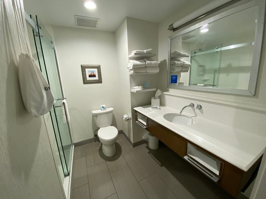 Hampton Inn Suites Oklahoma City Bricktown — Bathroom