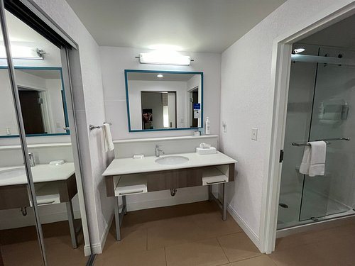 Hampton Inn Suites Oklahoma City quail Springs — Bathroom