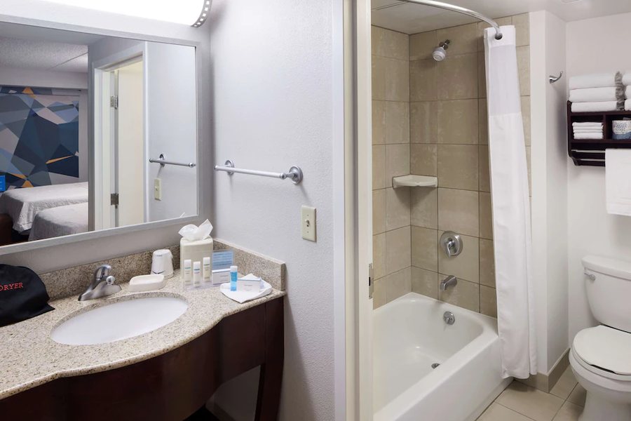 Hampton Inn Suites Oklahoma City South — Bathroom