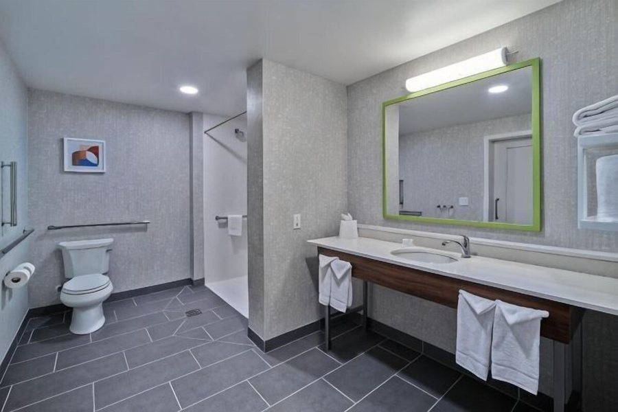 Hampton Inn Suites Omaha Downtown — Bathroom