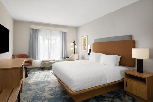 Hampton Inn Suites Ontario — Guest room