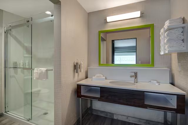 Hampton Inn Suites Ontario Rancho Cucamonga — Bathroom