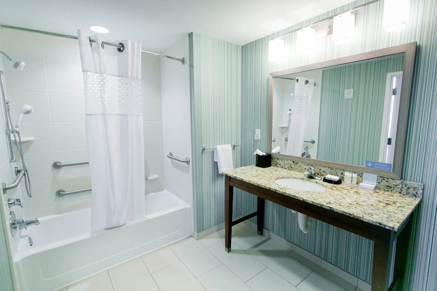Hampton Inn Suites Orange Beach Gulf Front — Bathroom