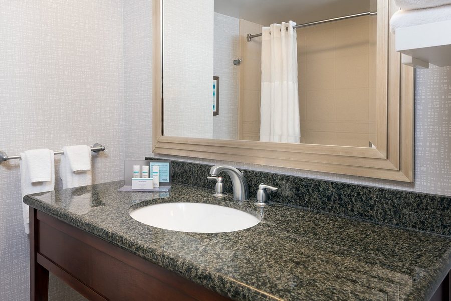 Hampton Inn Suites Orlando Airport Gateway Village — Bathroom