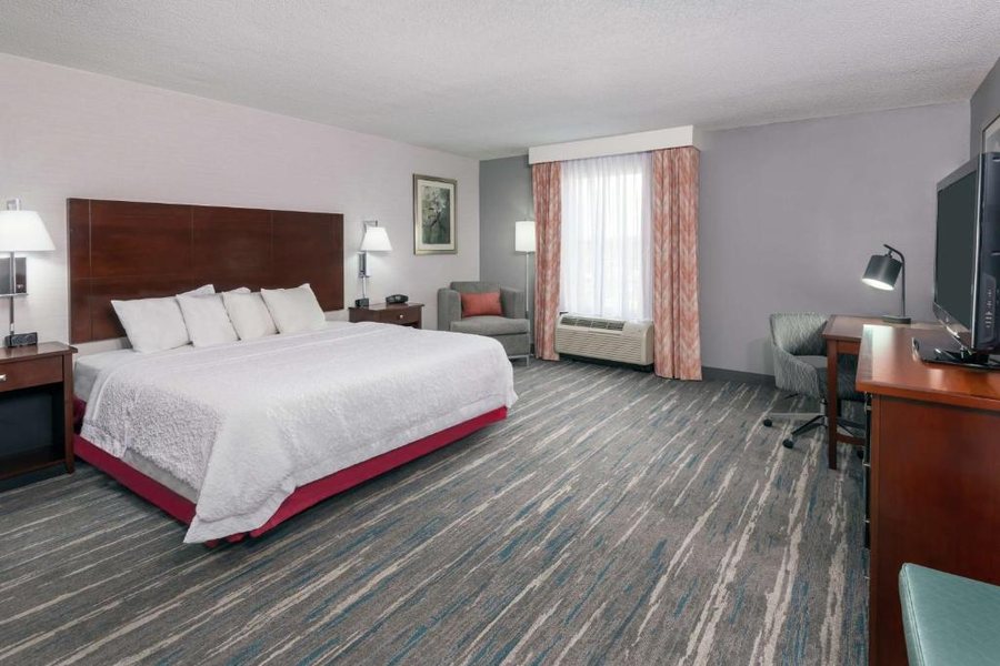 Hampton Inn Suites Orlando Airport Gateway Village — Guest room