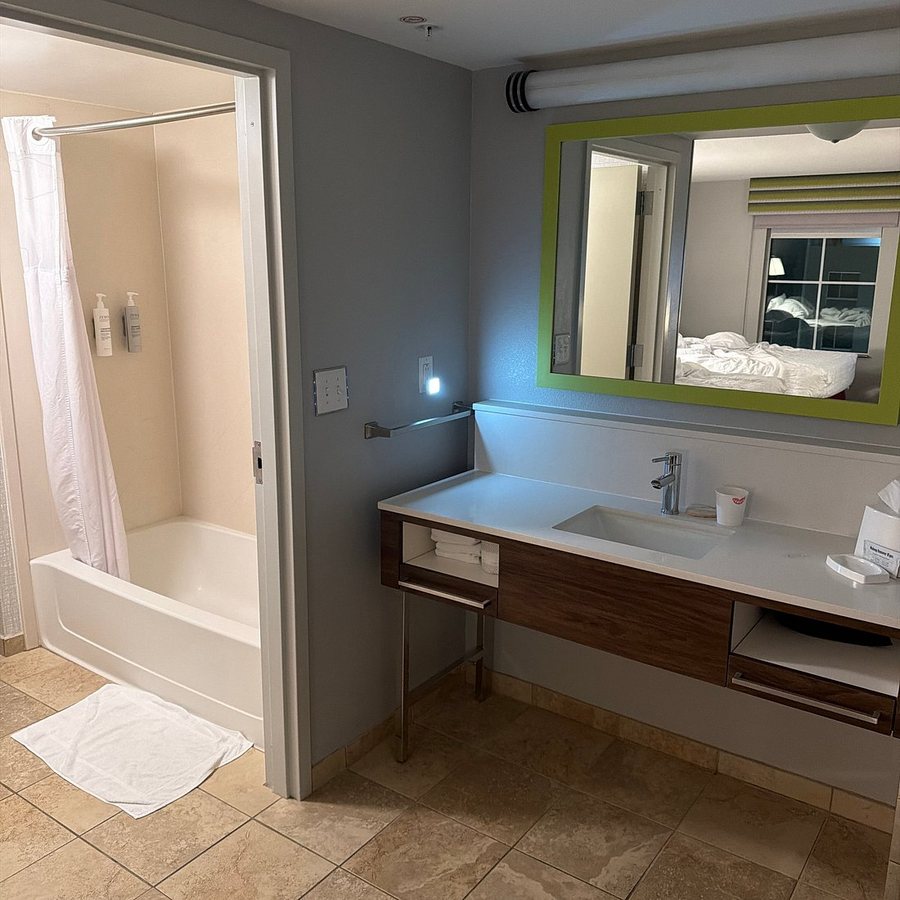 Hampton Inn Suites Orlando Apopka — Bathroom