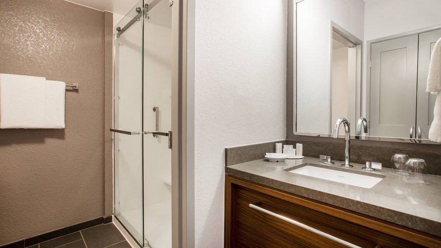 Hampton Inn Suites Orlando North Altamonte Springs — Bathroom