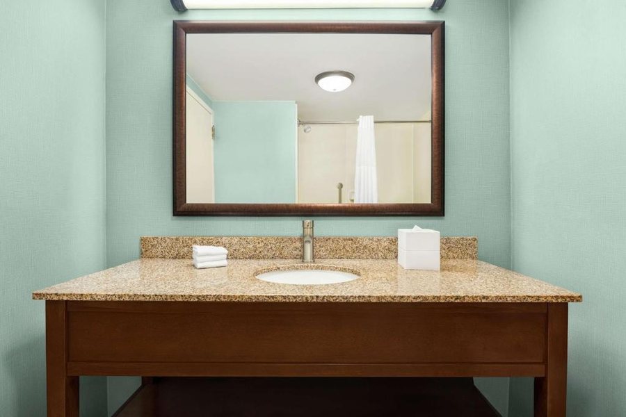 Hampton Inn Suites Outer Banks Corolla — Bathroom