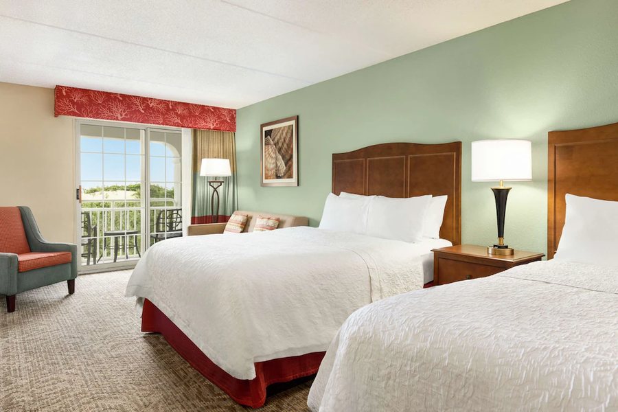 Hampton Inn Suites Outer Banks Corolla — Guest room