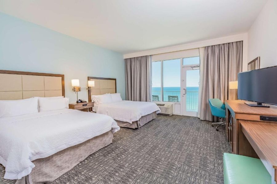 Hampton Inn Suites Panama City Beach Beachfront — Guest room